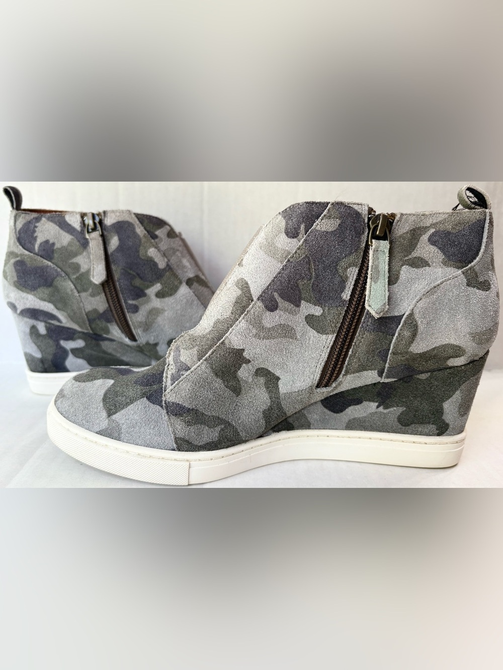 L. Paolo Camo Wedge Sneakers Women’s 8.5 Gray Camouflage Hidden Heel Side Zip